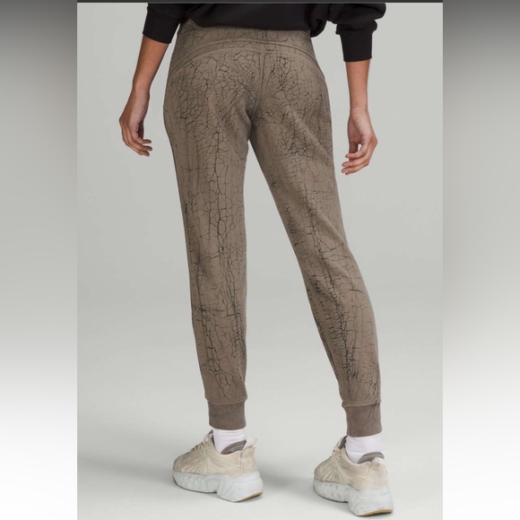 Women’s Lululemon Warm Down Jogger Pants 7/8 Length Thread Dye Rover Black Sz 14 - Picture 2 of 11